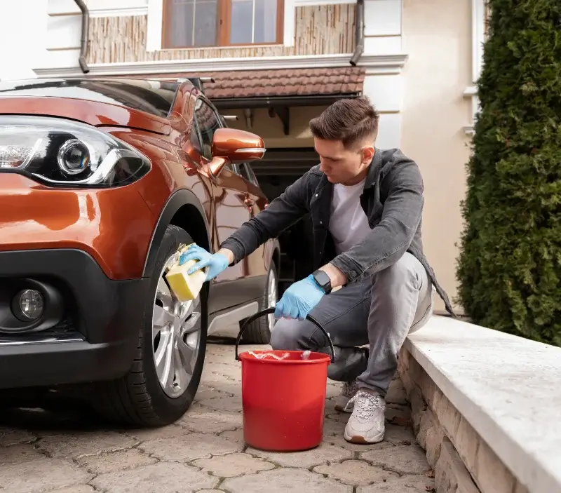 Lavage auto à domicile Pessan : professionnel intervenant sur un véhicule